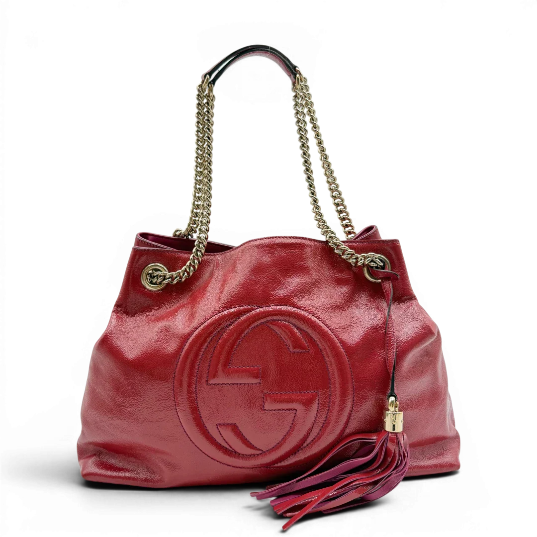 https://cdn.shopify.com/s/files/1/0564/9376/8855/files/Gucci_Shopper_Soho_mit_Umhangekette_aus_Lackleder_rot_vintage_GG8542.webp?v=1781108032