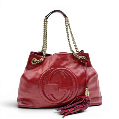 https://cdn.shopify.com/s/files/1/0564/9376/8855/files/Gucci_Shopper_Soho_mit_Umhangekette_aus_Lackleder_rot_vintage_GG8542.webp?v=1781108032