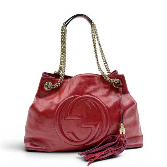 https://cdn.shopify.com/s/files/1/0564/9376/8855/files/Gucci_Shopper_Soho_mit_Umhangekette_aus_Lackleder_rot_vintage_GG8542.webp?v=1781108032