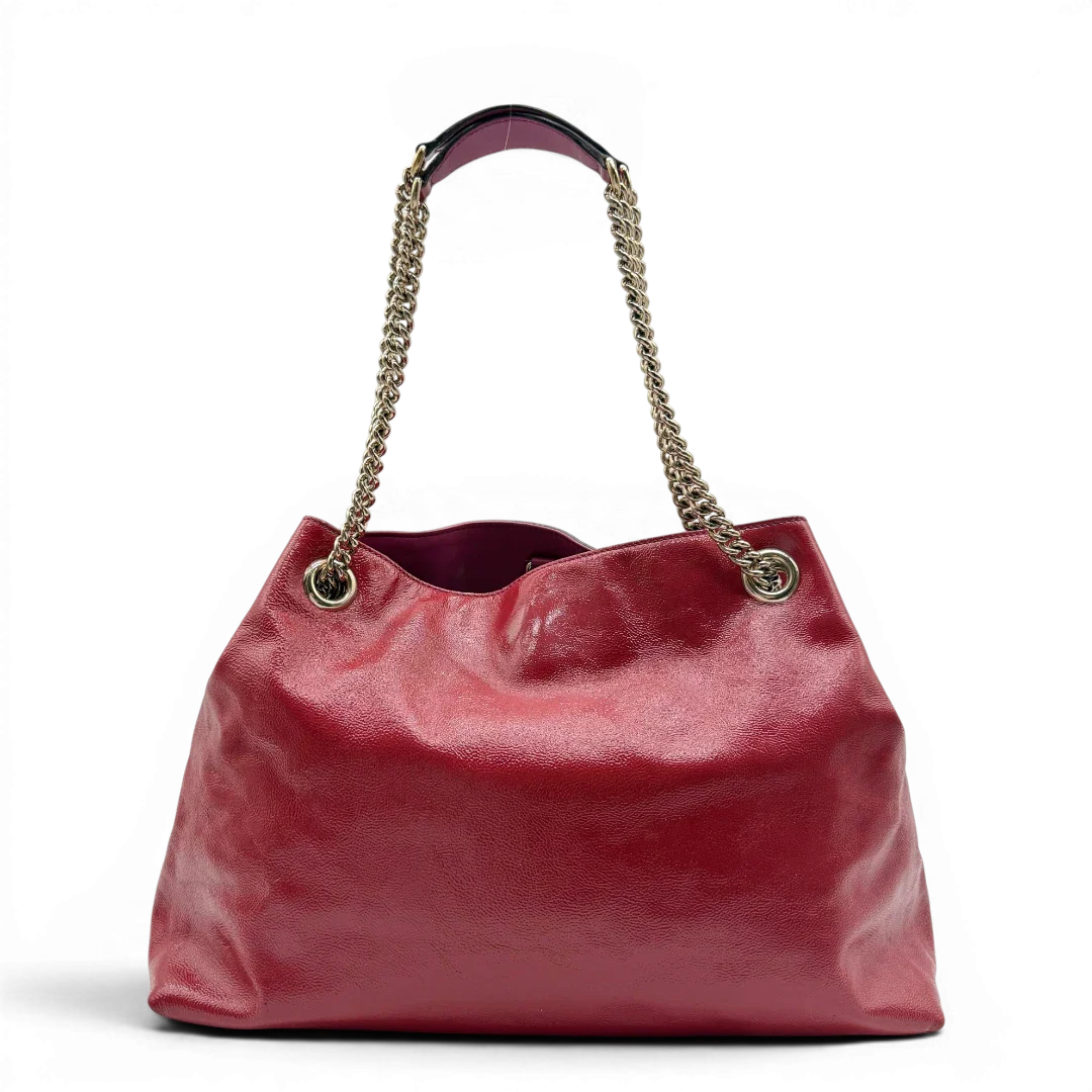 https://cdn.shopify.com/s/files/1/0564/9376/8855/files/Gucci_Shopper_Soho_mit_Umhangekette_aus_Lackleder_rot_vintage_GG8545.webp?v=1781108031