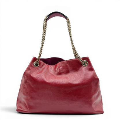 https://cdn.shopify.com/s/files/1/0564/9376/8855/files/Gucci_Shopper_Soho_mit_Umhangekette_aus_Lackleder_rot_vintage_GG8545.webp?v=1781108031