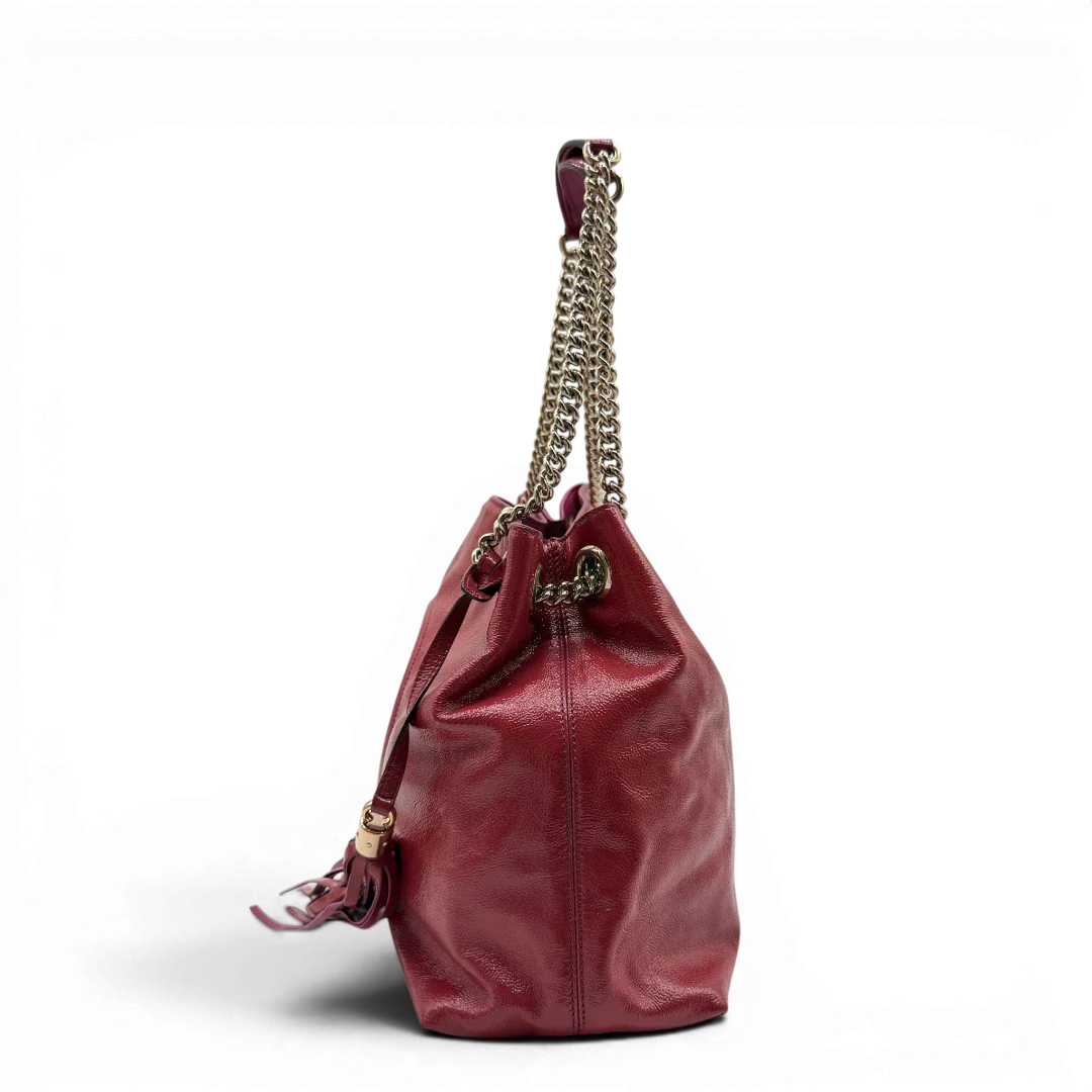 https://cdn.shopify.com/s/files/1/0564/9376/8855/files/Gucci_Shopper_Soho_mit_Umhangekette_aus_Lackleder_rot_vintage_GG8546.webp?v=1781108031