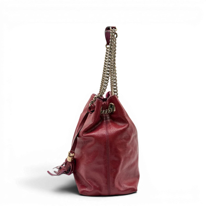 https://cdn.shopify.com/s/files/1/0564/9376/8855/files/Gucci_Shopper_Soho_mit_Umhangekette_aus_Lackleder_rot_vintage_GG8546.webp?v=1781108031