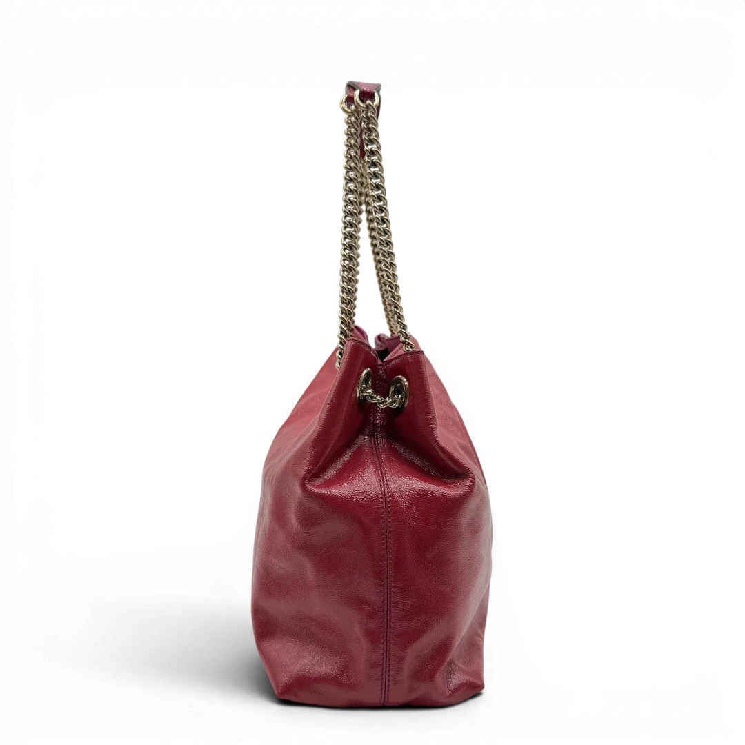 https://cdn.shopify.com/s/files/1/0564/9376/8855/files/Gucci_Shopper_Soho_mit_Umhangekette_aus_Lackleder_rot_vintage_GG8547.webp?v=1781108032