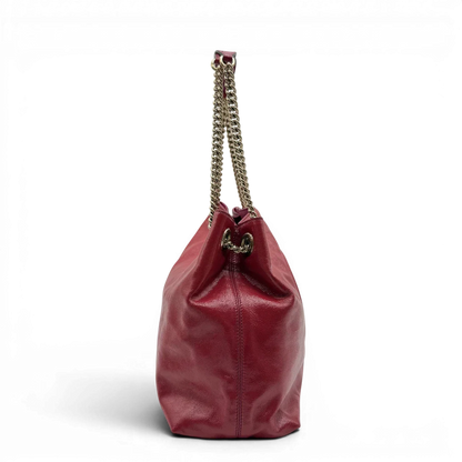 https://cdn.shopify.com/s/files/1/0564/9376/8855/files/Gucci_Shopper_Soho_mit_Umhangekette_aus_Lackleder_rot_vintage_GG8547.webp?v=1781108032
