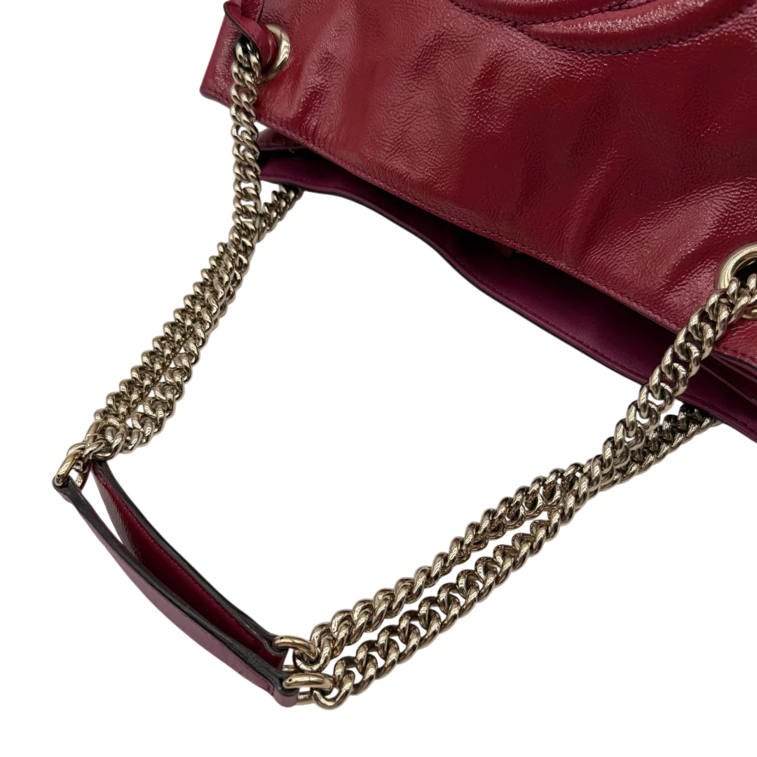 https://cdn.shopify.com/s/files/1/0564/9376/8855/files/Gucci_Shopper_Soho_mit_Umhangekette_aus_Lackleder_rot_vintage_GG8550.webp?v=1781108031