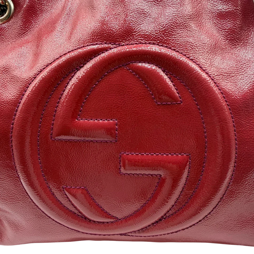 https://cdn.shopify.com/s/files/1/0564/9376/8855/files/Gucci_Shopper_Soho_mit_Umhangekette_aus_Lackleder_rot_vintage_GG8551.webp?v=1781108032
