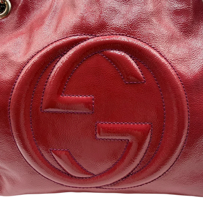 https://cdn.shopify.com/s/files/1/0564/9376/8855/files/Gucci_Shopper_Soho_mit_Umhangekette_aus_Lackleder_rot_vintage_GG8551.webp?v=1781108032