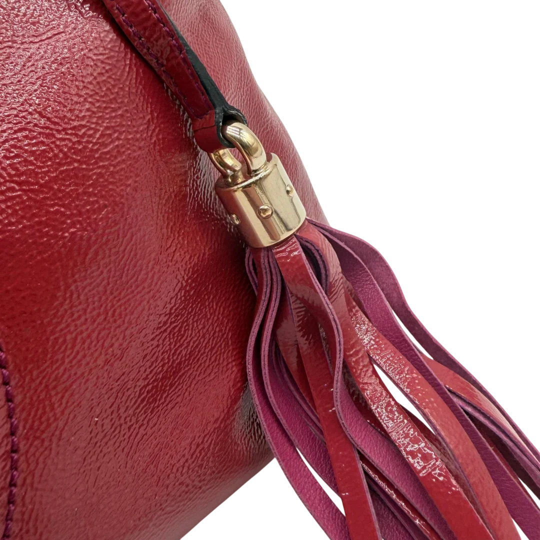 https://cdn.shopify.com/s/files/1/0564/9376/8855/files/Gucci_Shopper_Soho_mit_Umhangekette_aus_Lackleder_rot_vintage_GG8552.webp?v=1781108032