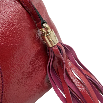 https://cdn.shopify.com/s/files/1/0564/9376/8855/files/Gucci_Shopper_Soho_mit_Umhangekette_aus_Lackleder_rot_vintage_GG8552.webp?v=1781108032