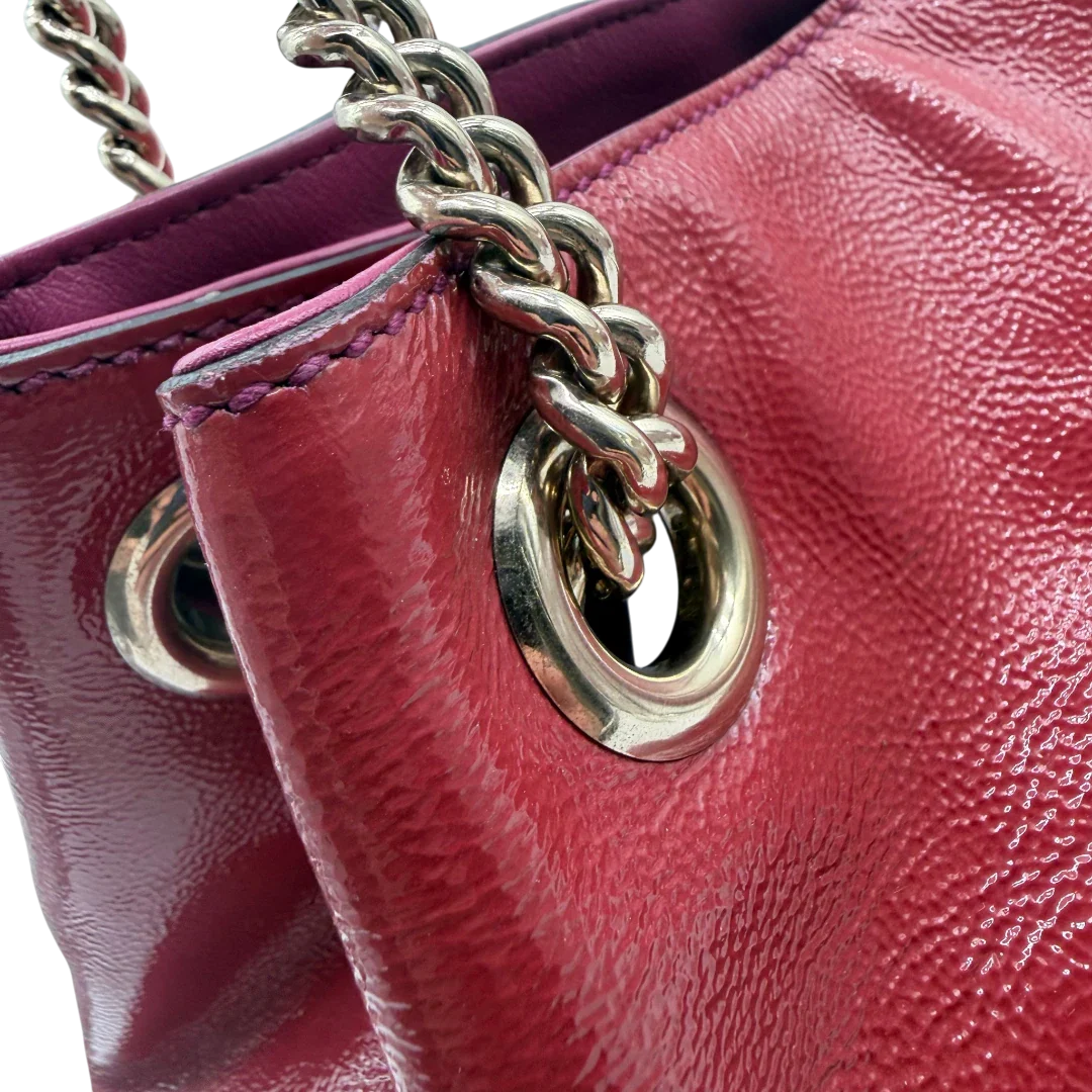 https://cdn.shopify.com/s/files/1/0564/9376/8855/files/Gucci_Shopper_Soho_mit_Umhangekette_aus_Lackleder_rot_vintage_GG8554.webp?v=1781108032