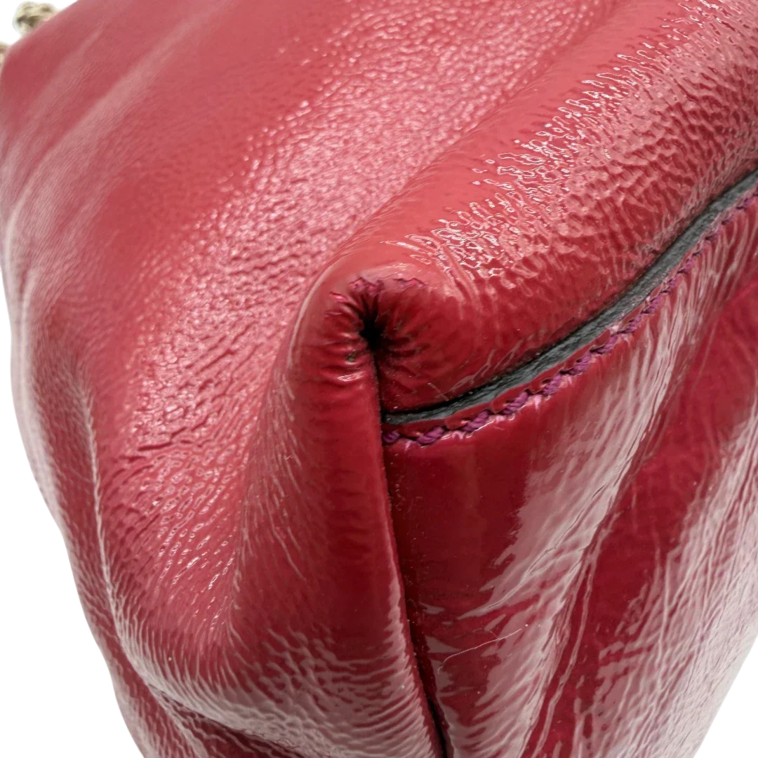 https://cdn.shopify.com/s/files/1/0564/9376/8855/files/Gucci_Shopper_Soho_mit_Umhangekette_aus_Lackleder_rot_vintage_GG8555.webp?v=1781108032