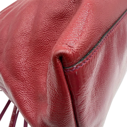 https://cdn.shopify.com/s/files/1/0564/9376/8855/files/Gucci_Shopper_Soho_mit_Umhangekette_aus_Lackleder_rot_vintage_GG8558.webp?v=1781108032