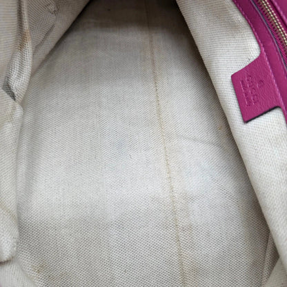 https://cdn.shopify.com/s/files/1/0564/9376/8855/files/Gucci_Shopper_Soho_mit_Umhangekette_aus_Lackleder_rot_vintage_GG8559.webp?v=1781108032