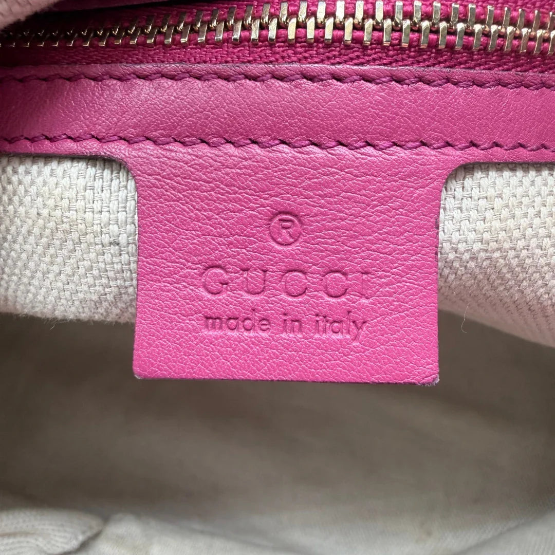 https://cdn.shopify.com/s/files/1/0564/9376/8855/files/Gucci_Shopper_Soho_mit_Umhangekette_aus_Lackleder_rot_vintage_GG8560.webp?v=1781108032