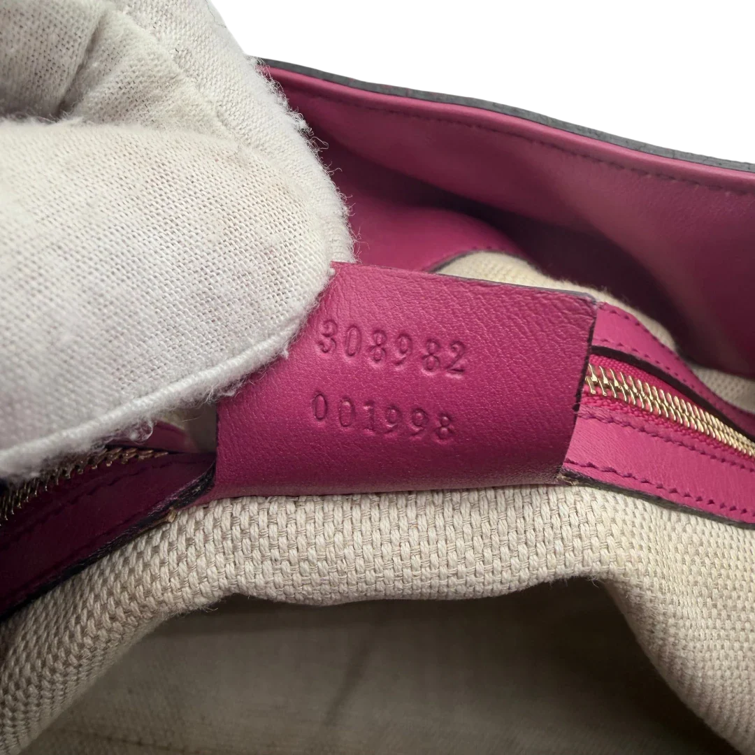 https://cdn.shopify.com/s/files/1/0564/9376/8855/files/Gucci_Shopper_Soho_mit_Umhangekette_aus_Lackleder_rot_vintage_GG8561.webp?v=1781108032