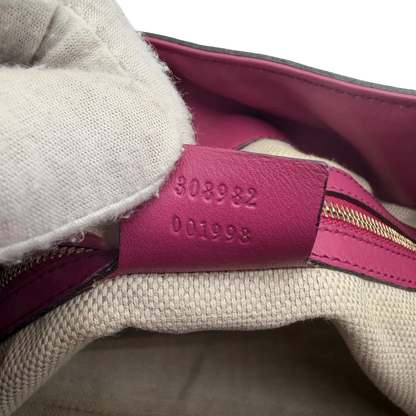 https://cdn.shopify.com/s/files/1/0564/9376/8855/files/Gucci_Shopper_Soho_mit_Umhangekette_aus_Lackleder_rot_vintage_GG8561.webp?v=1781108032
