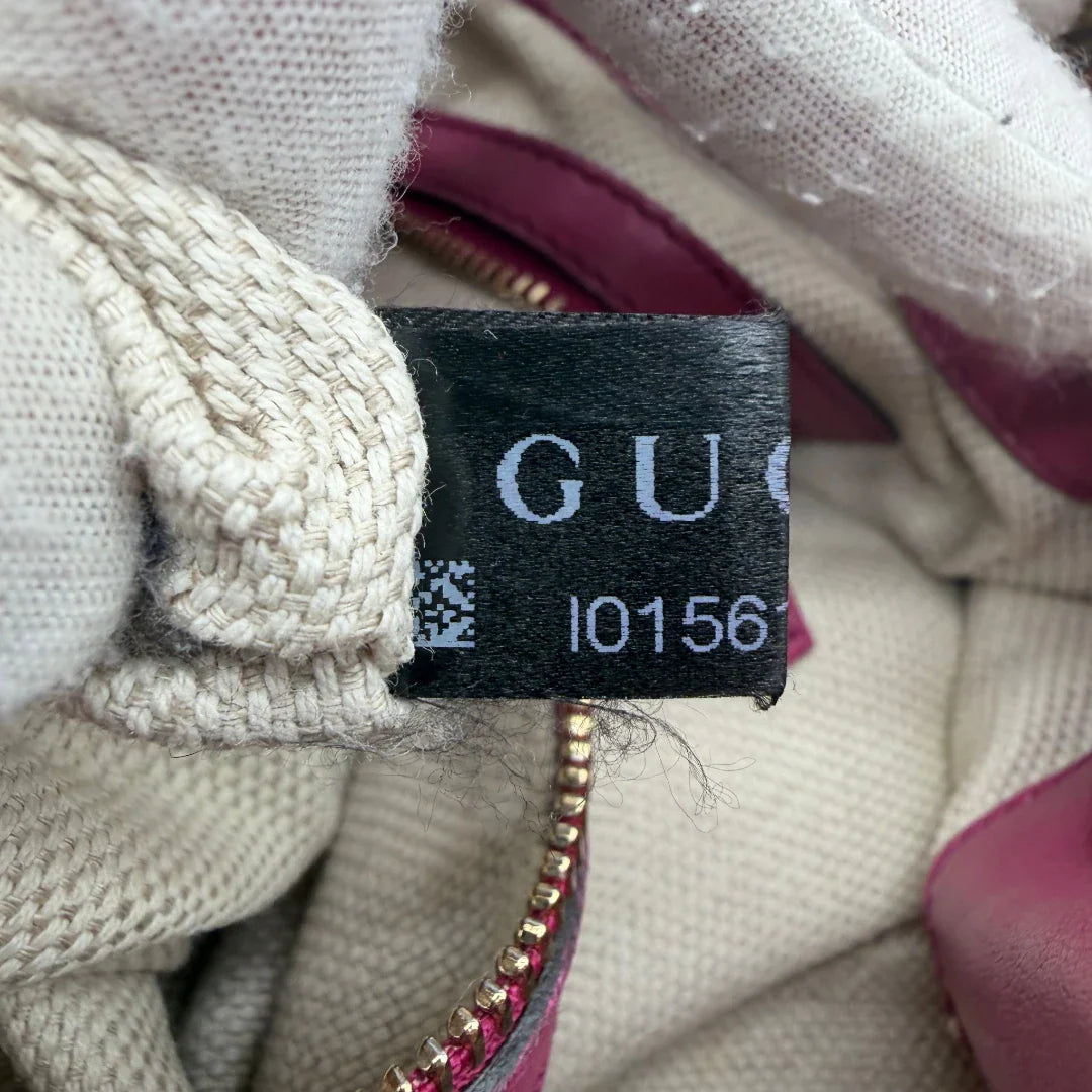 https://cdn.shopify.com/s/files/1/0564/9376/8855/files/Gucci_Shopper_Soho_mit_Umhangekette_aus_Lackleder_rot_vintage_GG8562.webp?v=1781108032