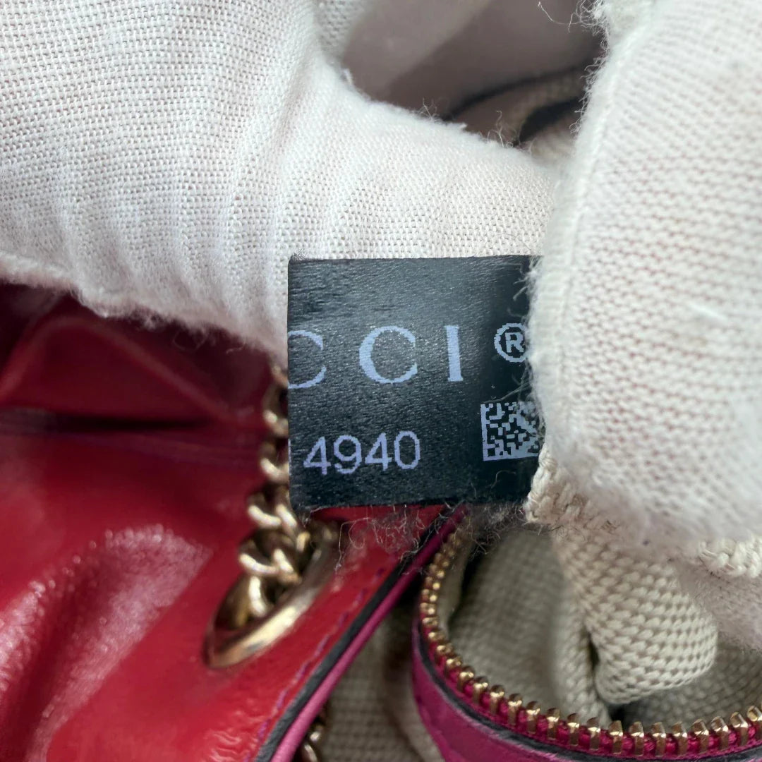 https://cdn.shopify.com/s/files/1/0564/9376/8855/files/Gucci_Shopper_Soho_mit_Umhangekette_aus_Lackleder_rot_vintage_GG8563.webp?v=1781108032