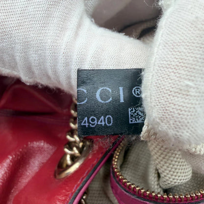 https://cdn.shopify.com/s/files/1/0564/9376/8855/files/Gucci_Shopper_Soho_mit_Umhangekette_aus_Lackleder_rot_vintage_GG8563.webp?v=1781108032