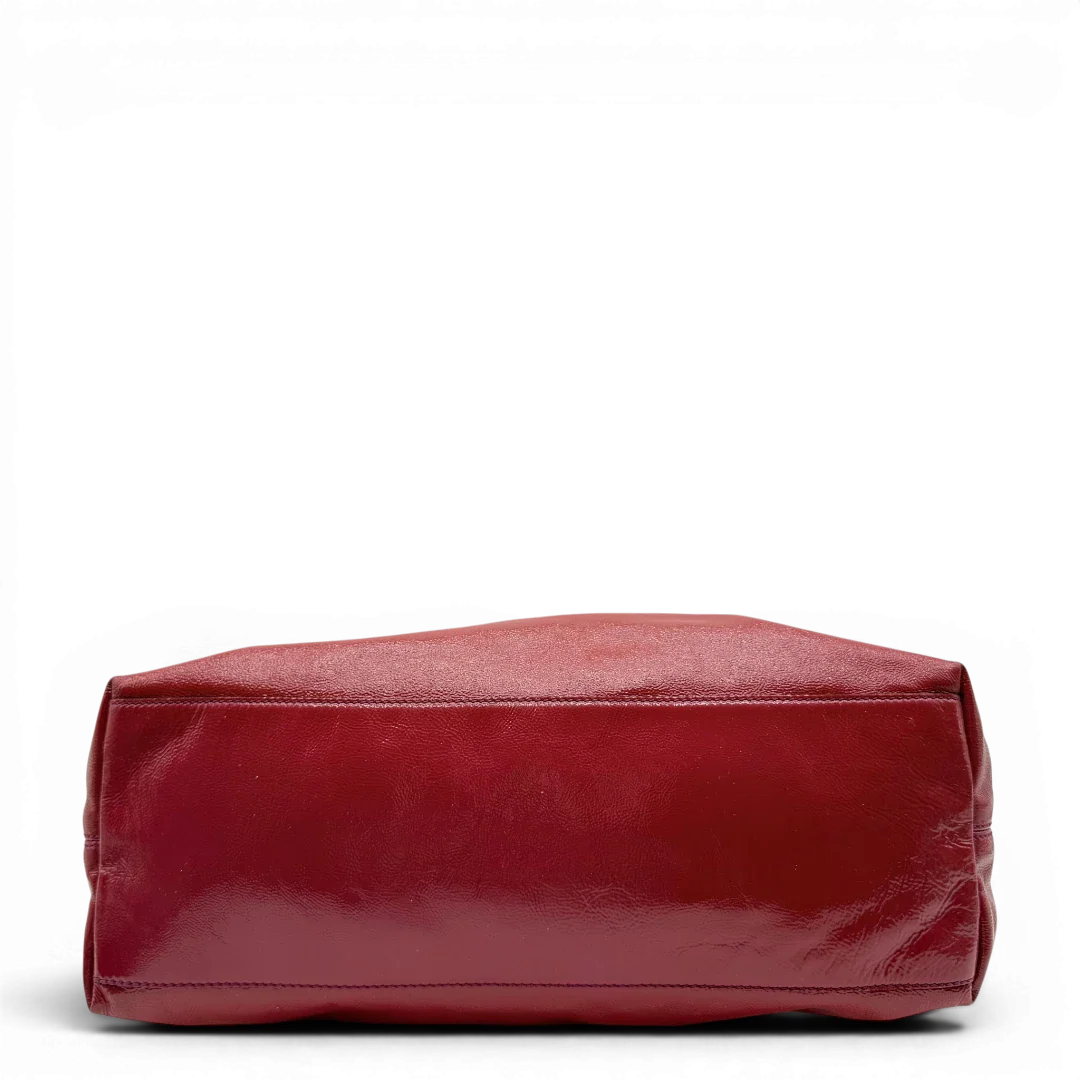 https://cdn.shopify.com/s/files/1/0564/9376/8855/files/Gucci_Shopper_Soho_mit_Umhangekette_aus_Lackleder_rot_vintage_GG8592.webp?v=1781108031