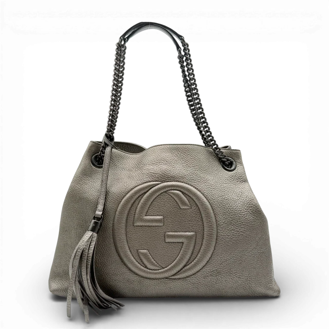 https://cdn.shopify.com/s/files/1/0564/9376/8855/files/Gucci_Shopper_Soho_mit_Umhangekette_aus_Leder_gold_vintage_GG2411.webp?v=1773326046