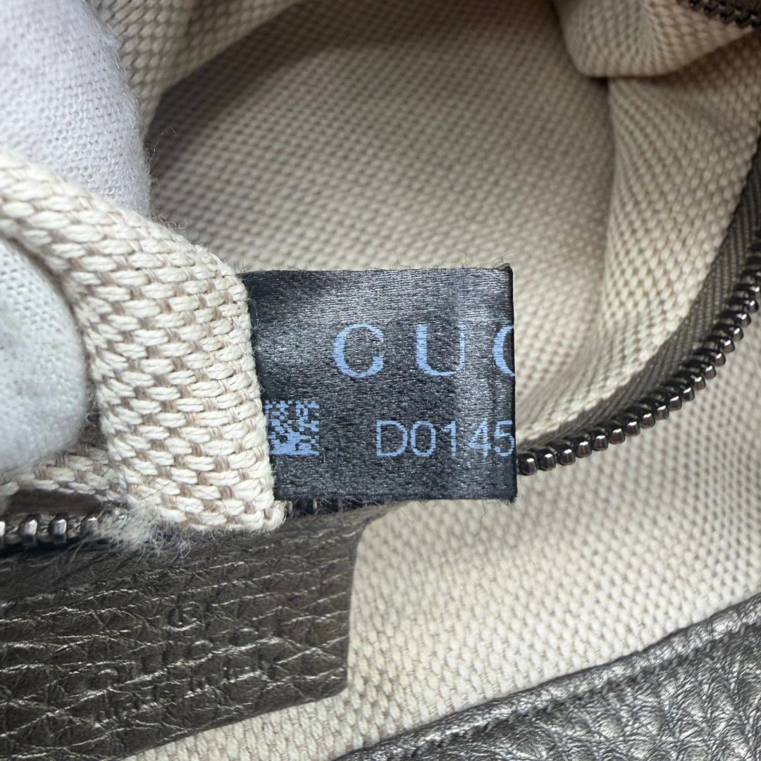 https://cdn.shopify.com/s/files/1/0564/9376/8855/files/Gucci_Shopper_Soho_mit_Umhangekette_aus_Leder_gold_vintage_GG2431.webp?v=1773326071