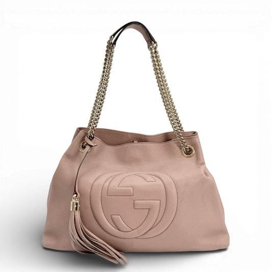 https://cdn.shopify.com/s/files/1/0564/9376/8855/files/Gucci_Shopper_Soho_mit_Umhangekette_aus_Leder_rosa_vintage_GG_2099.webp?v=1772708341