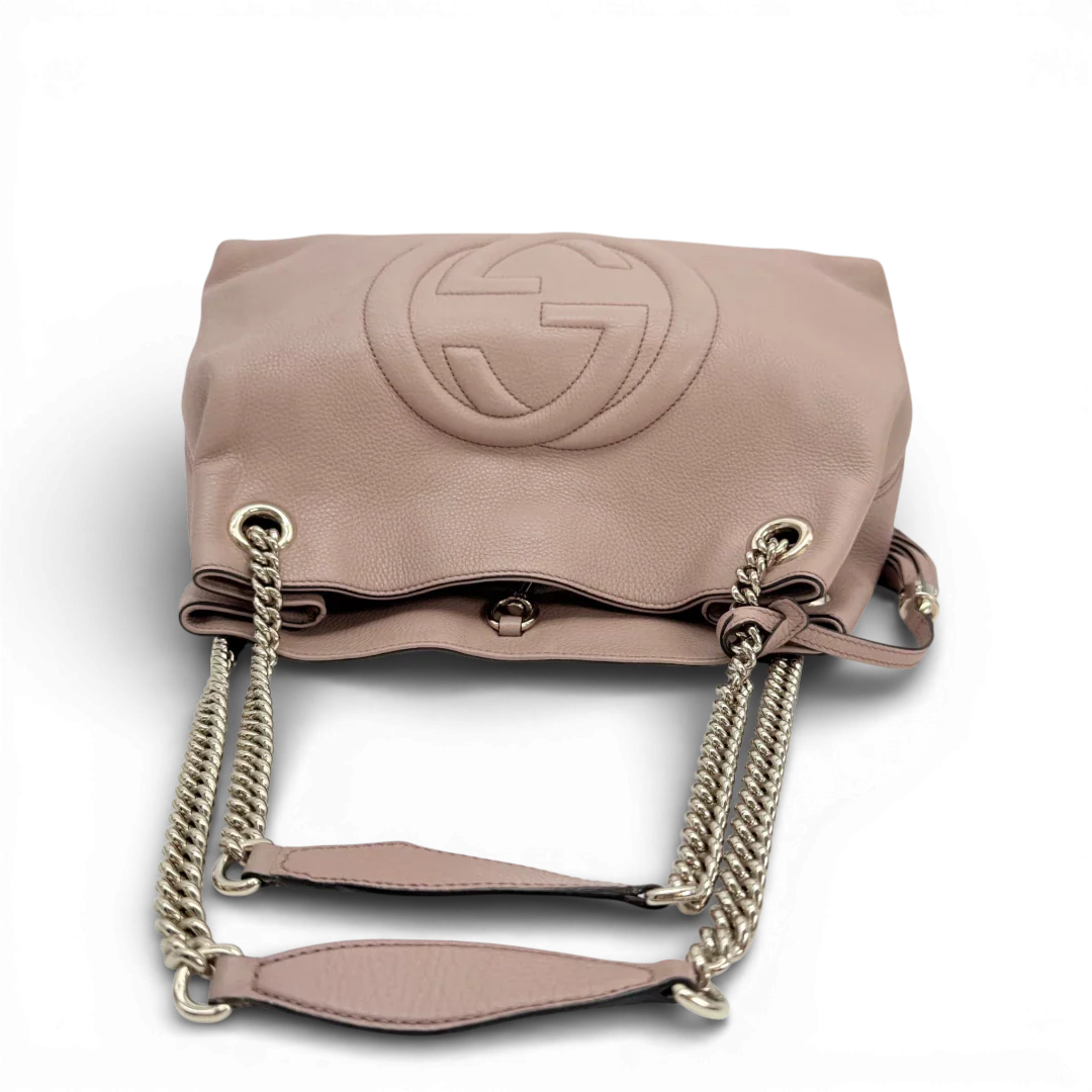 https://cdn.shopify.com/s/files/1/0564/9376/8855/files/Gucci_Shopper_Soho_mit_Umhangekette_aus_Leder_rosa_vintage_GG_2111.webp?v=1772708390