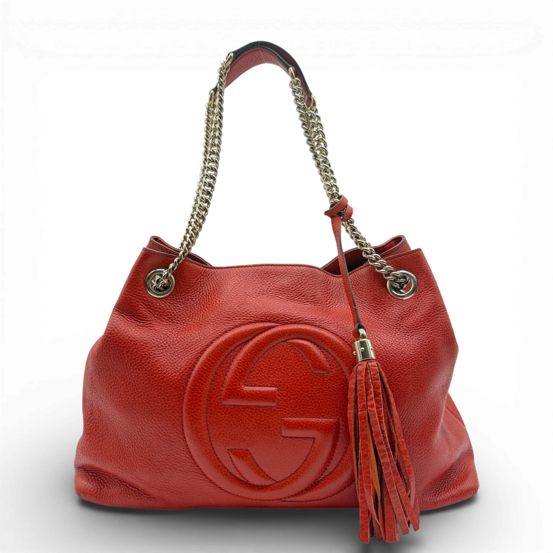 https://cdn.shopify.com/s/files/1/0564/9376/8855/files/Gucci_Shopper_Soho_mit_Umhangekette_aus_Leder_rot_vintage_GG2436.webp?v=1773326165