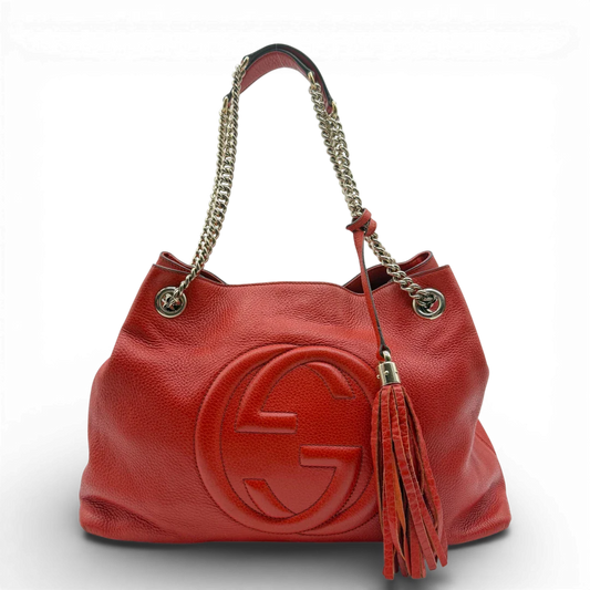 https://cdn.shopify.com/s/files/1/0564/9376/8855/files/Gucci_Shopper_Soho_mit_Umhangekette_aus_Leder_rot_vintage_GG2436.webp?v=1773326165