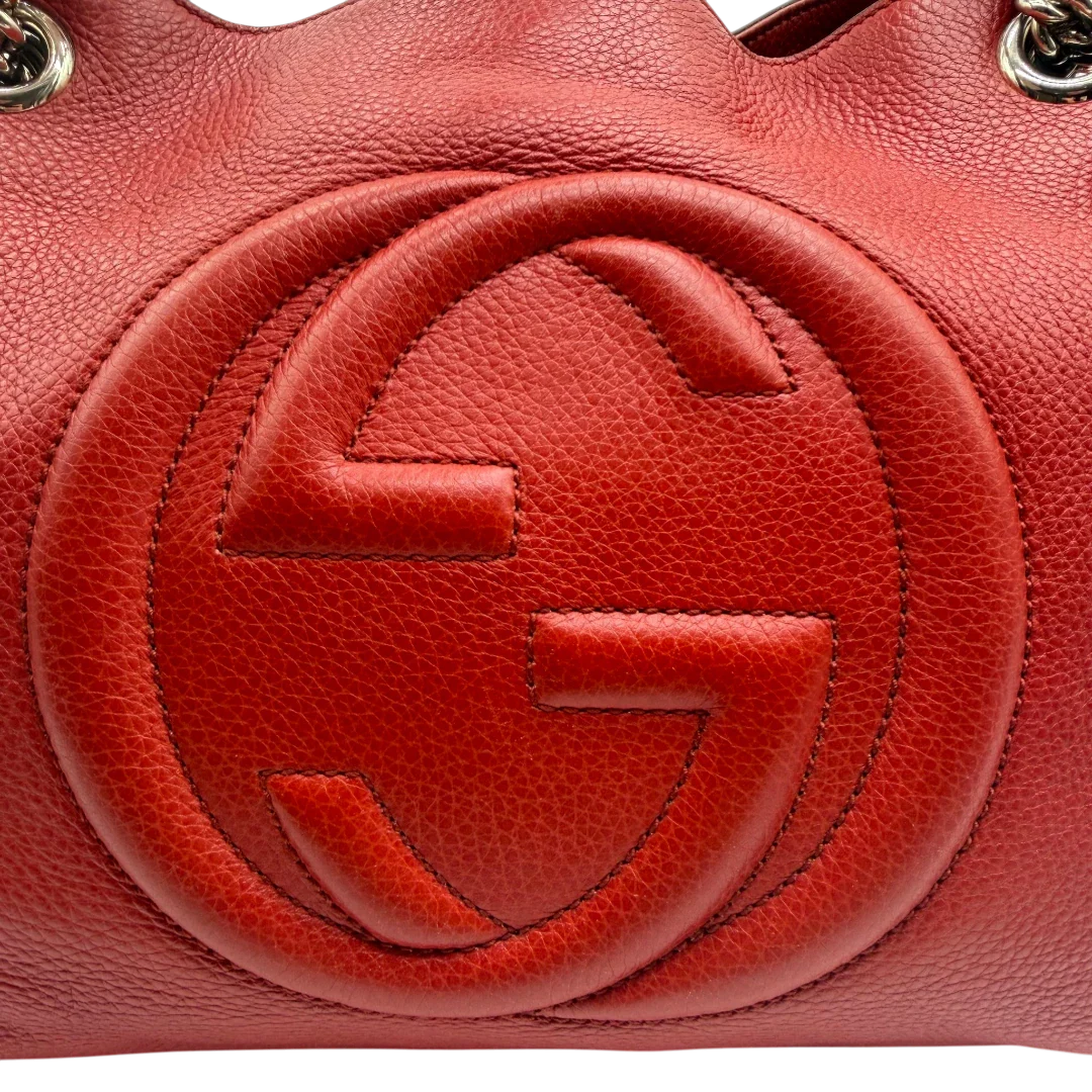 https://cdn.shopify.com/s/files/1/0564/9376/8855/files/Gucci_Shopper_Soho_mit_Umhangekette_aus_Leder_rot_vintage_GG2448.webp?v=1773326203