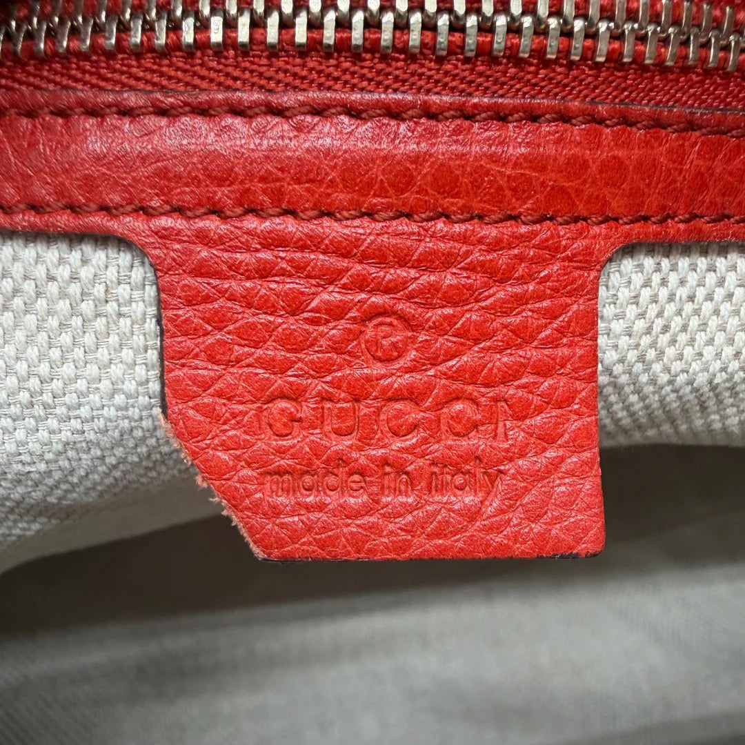 https://cdn.shopify.com/s/files/1/0564/9376/8855/files/Gucci_Shopper_Soho_mit_Umhangekette_aus_Leder_rot_vintage_GG2452.webp?v=1773326203