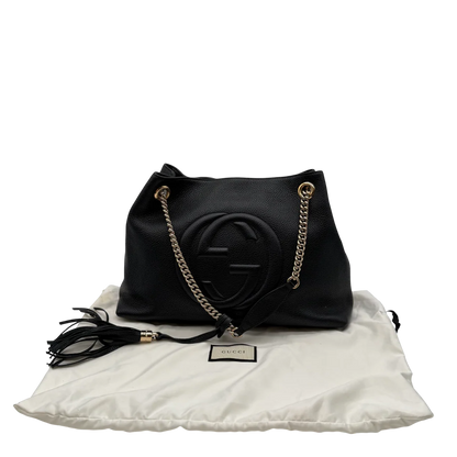 https://cdn.shopify.com/s/files/1/0564/9376/8855/files/Gucci_Shopper_Soho_mit_Umhangekette_aus_Leder_schwarz_vintage_GG_5537.webp?v=1770288159