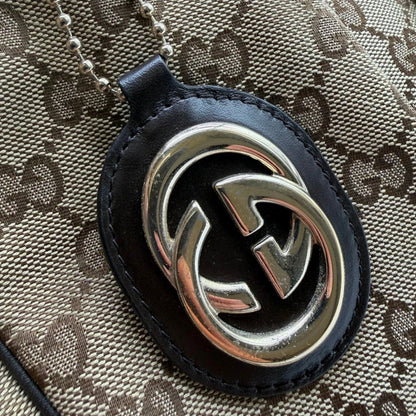 https://cdn.shopify.com/s/files/1/0564/9376/8855/files/Gucci_Shopper_Sukey_Large_monogram_beige_14_b96327ec-d9ed-4c5b-8438-244953a33ed4.webp?v=1784801706