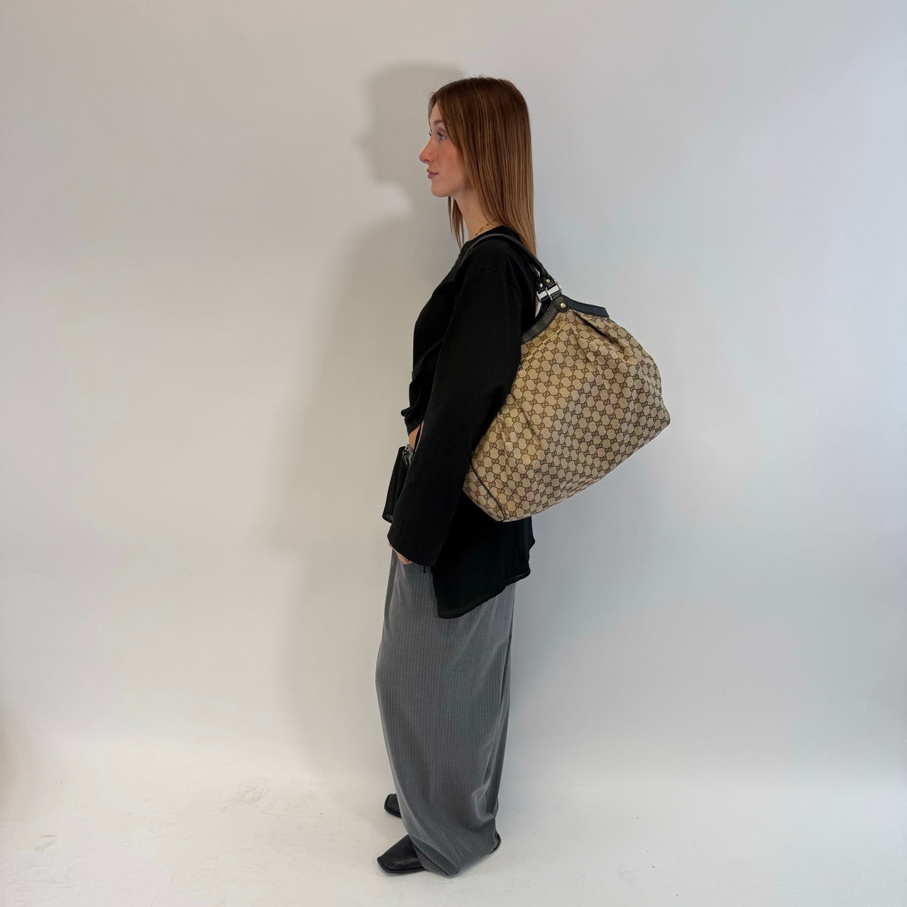 https://cdn.shopify.com/s/files/1/0564/9376/8855/files/Gucci_Shopper_Sukey_Large_monogram_beige_2.jpg?v=1784801705