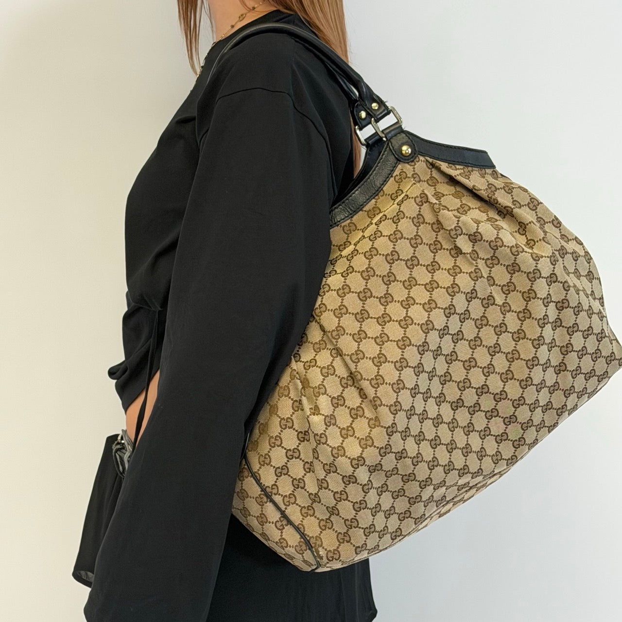 https://cdn.shopify.com/s/files/1/0564/9376/8855/files/Gucci_Shopper_Sukey_Large_monogram_beige_3.jpg?v=1784801706