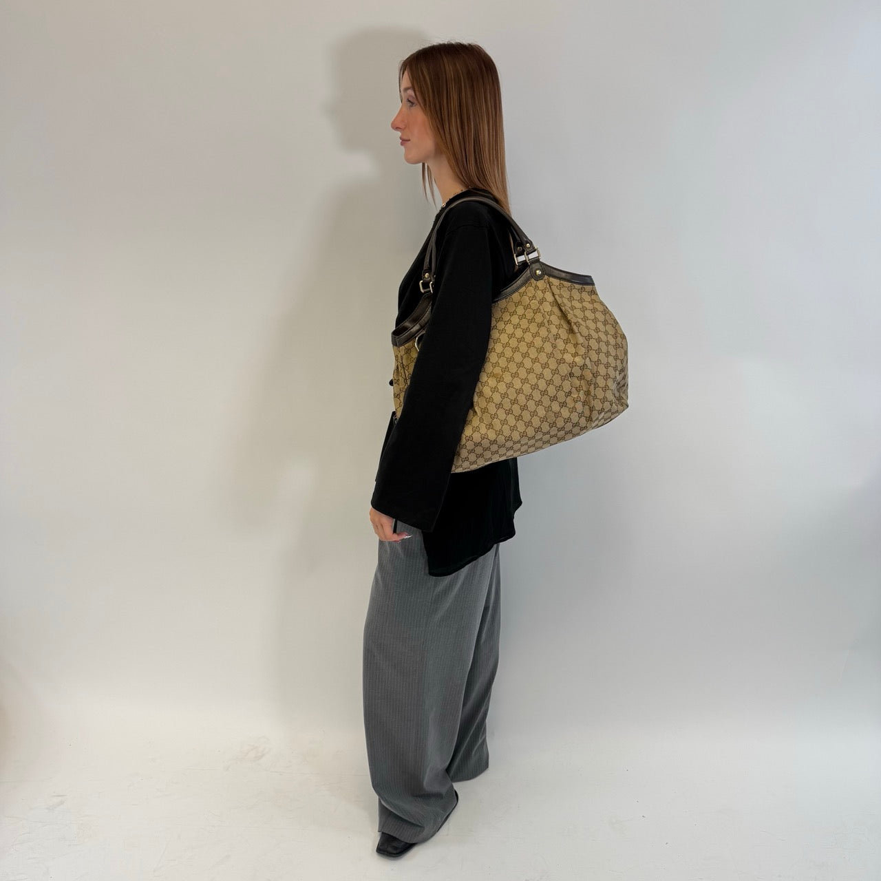 https://cdn.shopify.com/s/files/1/0564/9376/8855/files/Gucci_Shopper_Sukey_Large_monogram_beige_3_87cc8afa-d4b6-4c89-b8d9-44802602261e.jpg?v=1784823617