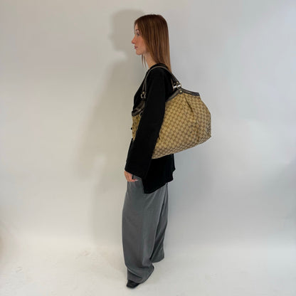 https://cdn.shopify.com/s/files/1/0564/9376/8855/files/Gucci_Shopper_Sukey_Large_monogram_beige_3_87cc8afa-d4b6-4c89-b8d9-44802602261e.jpg?v=1784823617