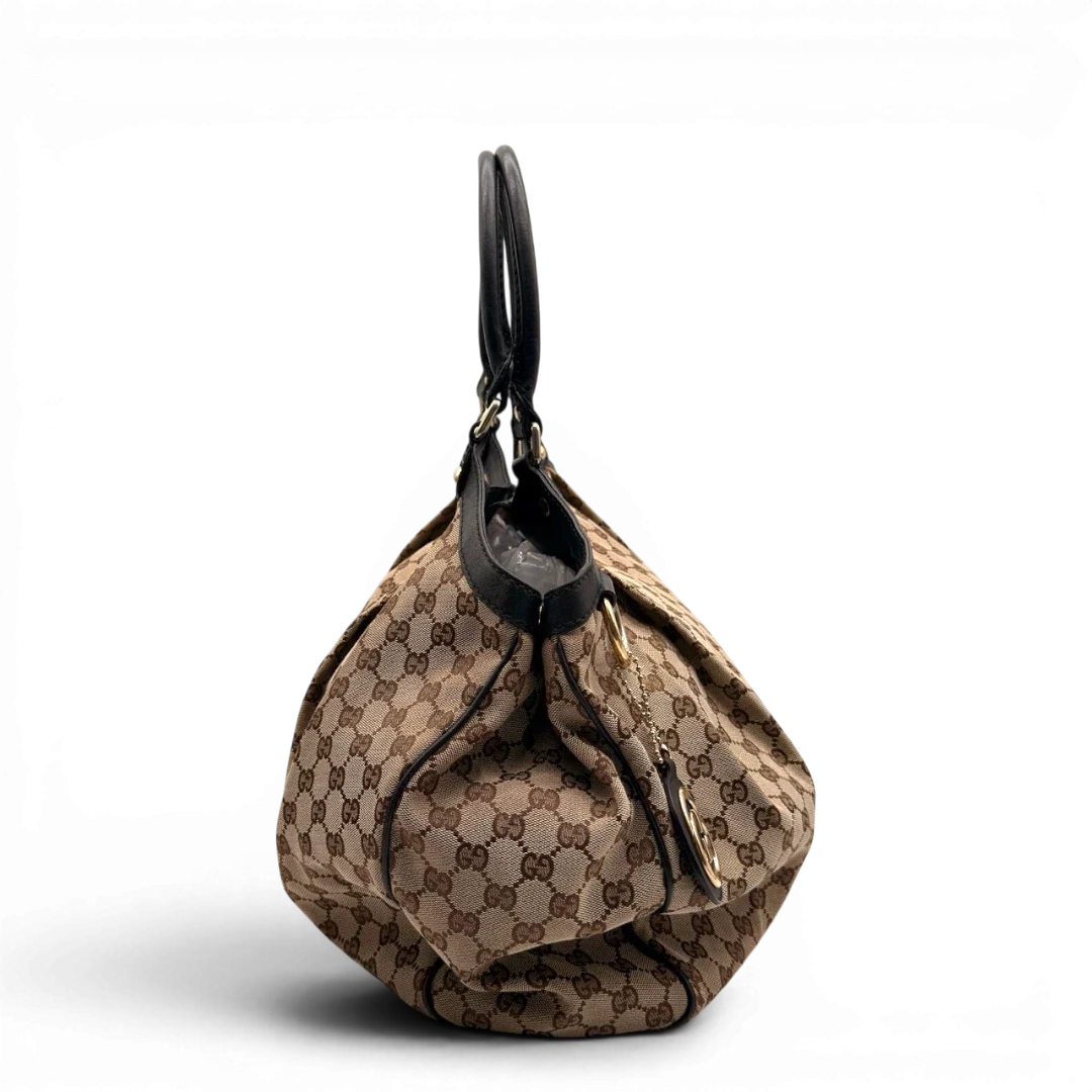 https://cdn.shopify.com/s/files/1/0564/9376/8855/files/Gucci_Shopper_Sukey_Large_monogram_beige_7_9e03b957-915c-4d53-80ac-5b61c681652a.webp?v=1784823617