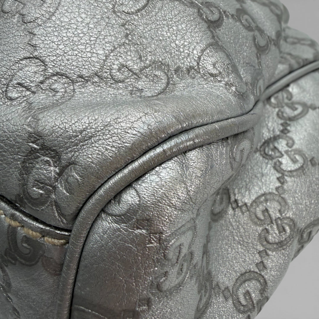 https://cdn.shopify.com/s/files/1/0564/9376/8855/files/Gucci_Shopper_Sukey_aus_Leder_monogram_silber_vintage_GG_6775.webp?v=1767280465