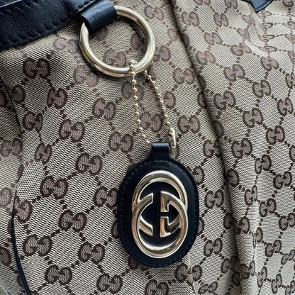 https://cdn.shopify.com/s/files/1/0564/9376/8855/files/Gucci_Shopper_Sukey_large_monogram_beige_11.webp?v=1781106235