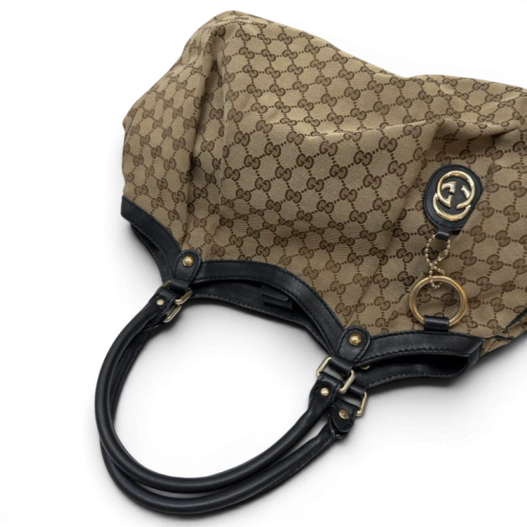 https://cdn.shopify.com/s/files/1/0564/9376/8855/files/Gucci_Shopper_Sukey_large_monogram_beige_11_a871ec40-11a6-4bc9-9d56-ee4c1b6c23ff.webp?v=1783515047