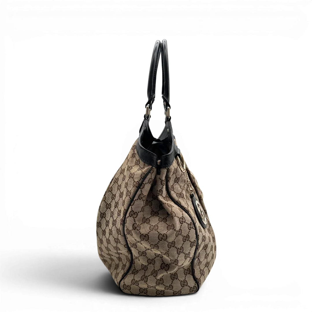 https://cdn.shopify.com/s/files/1/0564/9376/8855/files/Gucci_Shopper_Sukey_large_monogram_beige_2.webp?v=1781106234