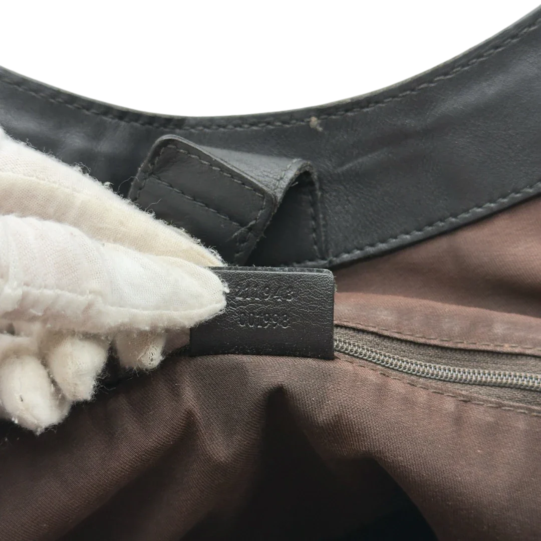 https://cdn.shopify.com/s/files/1/0564/9376/8855/files/Gucci_Shopper_Sukey_large_monogram_beige_20_21156acf-2d3c-4a82-a87d-384899ac52f8.webp?v=1784240823