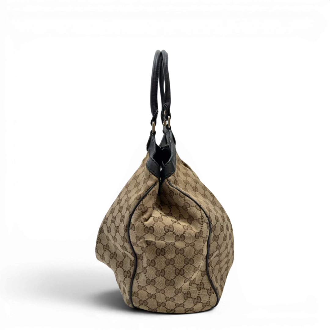 https://cdn.shopify.com/s/files/1/0564/9376/8855/files/Gucci_Shopper_Sukey_large_monogram_beige_4_32a71934-4237-4cdd-b1fe-33cd154f1e2e.webp?v=1783515047