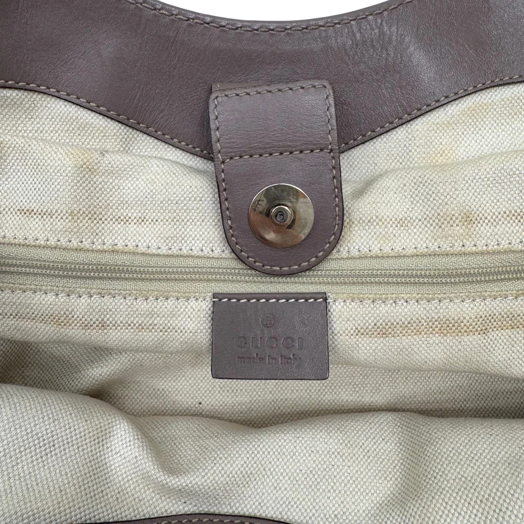 https://cdn.shopify.com/s/files/1/0564/9376/8855/files/Gucci_Shopper_Sukey_monogram_beige_18_13e699eb-50d3-43ec-8927-5fbf614171df.webp?v=1784242766