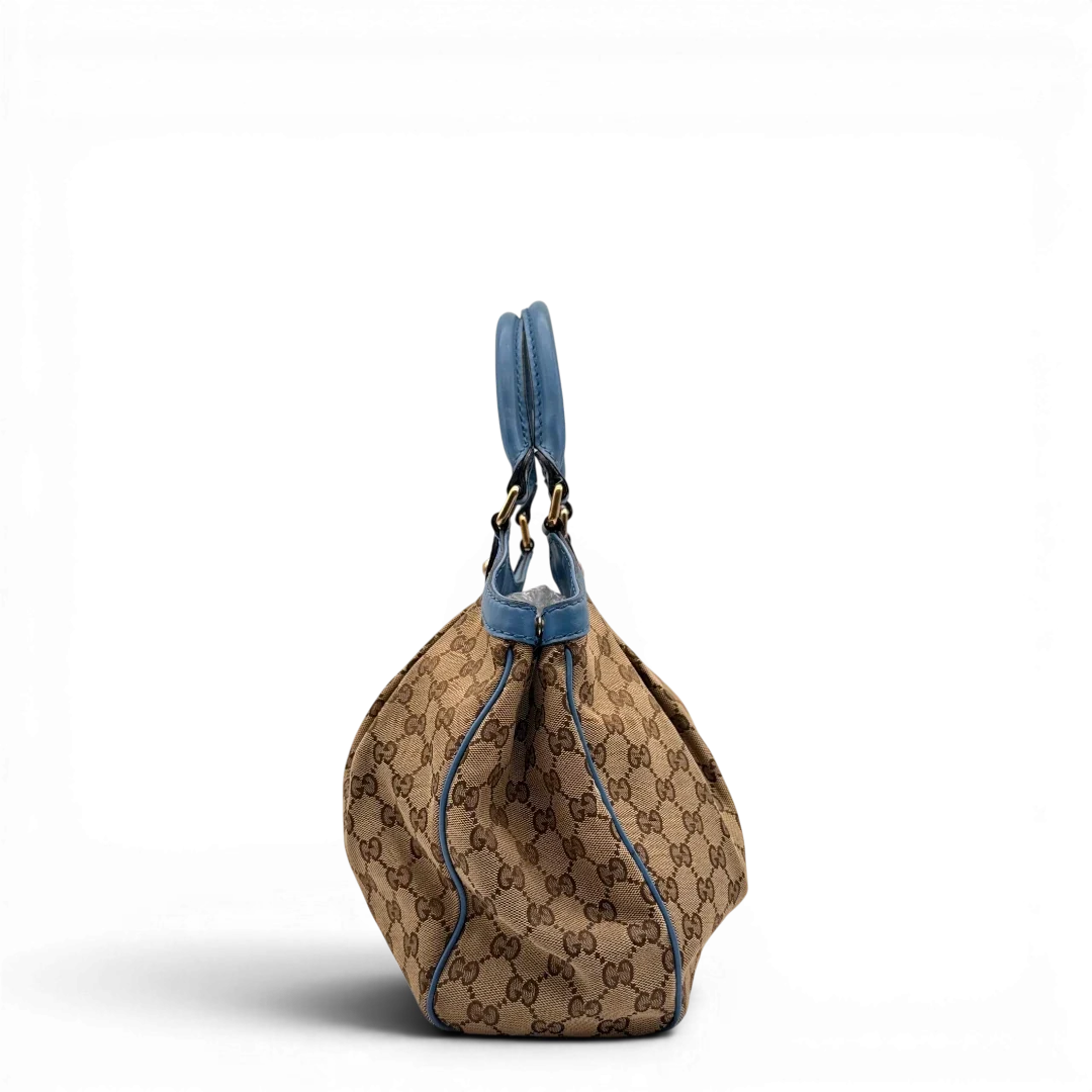 https://cdn.shopify.com/s/files/1/0564/9376/8855/files/Gucci_Shopper_Sukey_monogram_beige_4_f5de0998-fc56-4088-befb-355a63baa116.webp?v=1784801538