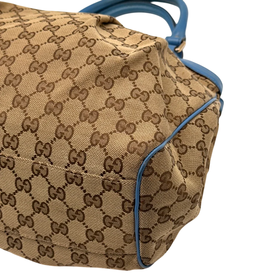 https://cdn.shopify.com/s/files/1/0564/9376/8855/files/Gucci_Shopper_Sukey_monogram_beige_6_31ca53ee-3075-4883-9168-374abcd31296.webp?v=1784801539