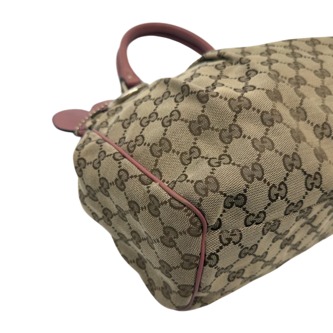 https://cdn.shopify.com/s/files/1/0564/9376/8855/files/Gucci_Shopper_Sukey_monogram_beige_7_48c4de71-cad9-4a8e-b11c-59736640de1c.webp?v=1783515169